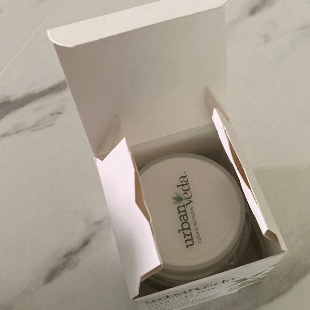 Urban Veda Neem + Tea Tree Oil-Control Purifying Day Cream — Green - Picture 10 of 15